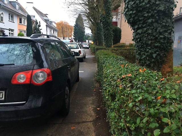 Ein Dauerbrenner in Lahr und den Stadtteilen ist das Thema Gehwegparken.  | Foto: Mark Alexander