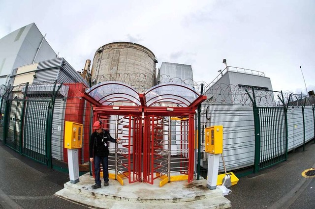 Ein Angestellter verlsst die Sicherheitszone des Atomkraftwerks in Fessenheim.  | Foto: afp