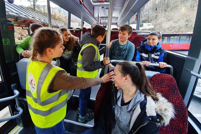 In Rollenspielen haben die Siebtklssl...kendeckung von Lehrern und Busfahrern.  | Foto: GMS