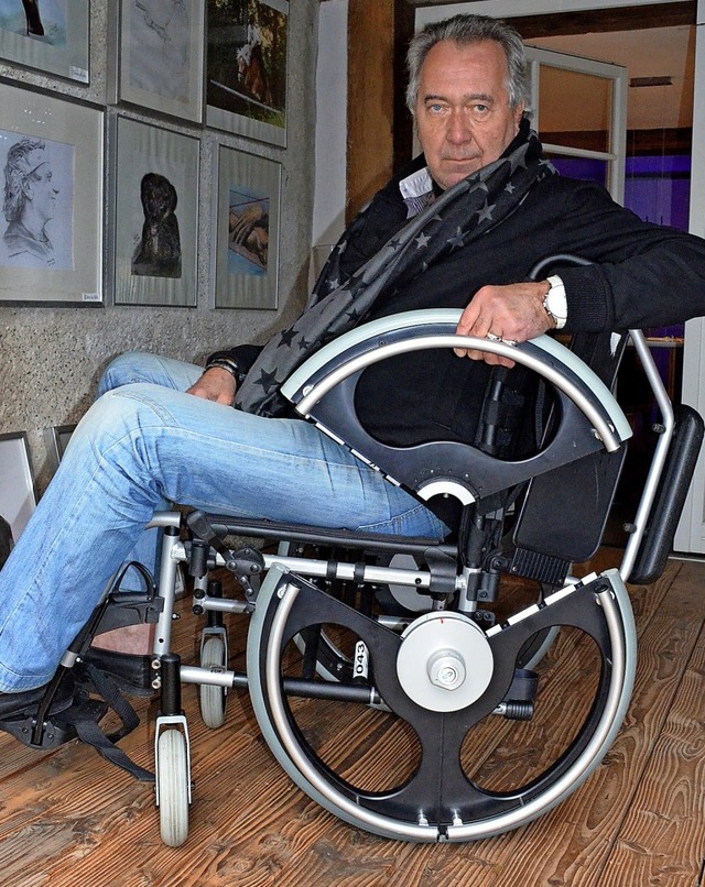 Der Staufener Erfinder Christian Czape...totyp seines teilbaren Rollstuhlrades.  | Foto: Gabriele Hennicke