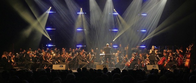 Das groe Besteck: Mehr als 60 Musiker...sten auf der Bhne der Oberrheinhalle   | Foto: Tilmann Krieg