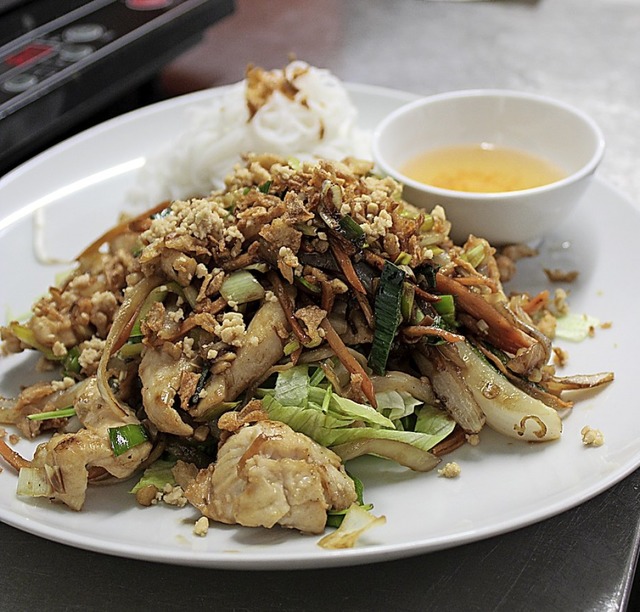 Eines der vielen Gerichte auf der Speisekarte: Reisnudeln mit Hhnchen und Salat  | Foto: Annika Sindlinger