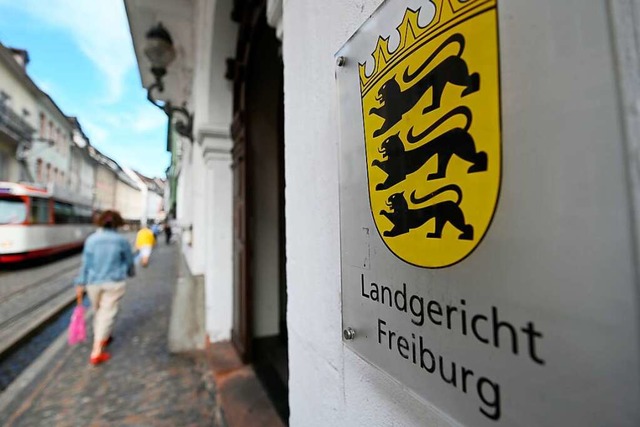 Seit Juni wird die mutmaliche Gruppen...ng am Landgericht Freiburg verhandelt.  | Foto: Patrick Seeger