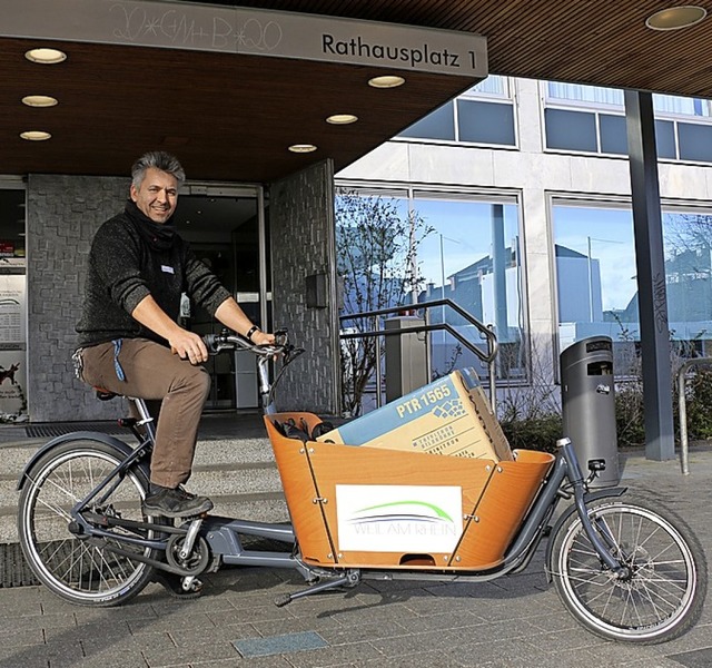 Hausmeister Rainer Bauer steuert das E-Bike.   | Foto: Stadtverwaltung Weil am Rhein