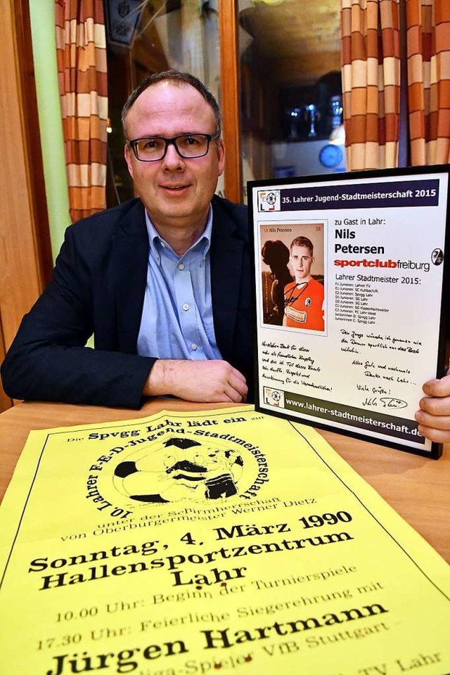 Organisator Stefan Wlfle mit dem Plak...m SC Freiburg, der 2015 zu Besuch war.  | Foto: Wolfgang Knstle