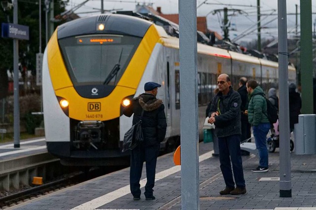 Eine S-Bahn am Bahnhof in Endingen: Ab.... Das soll mehr Pnktlichkeit bringen.  | Foto: Martin Wendel