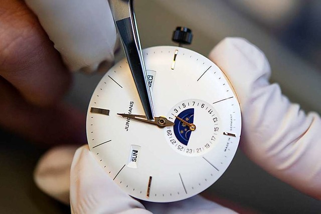Eine Mitarbeiterin setzt in der Produk...Junghans einen Zeiger in eine Uhr ein.  | Foto: Sebastian Gollnow (dpa)