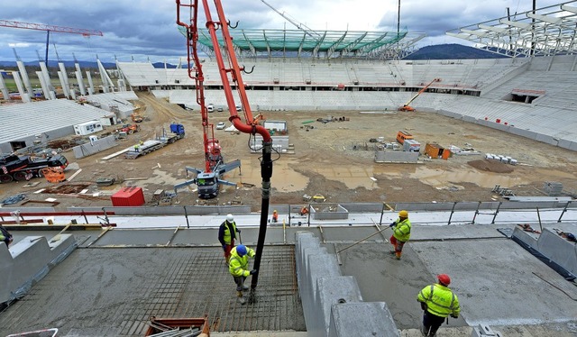 Das neue SC-Stadion am Flugplatz  nimmt  Konturen an.   | Foto: Michael Bamberger