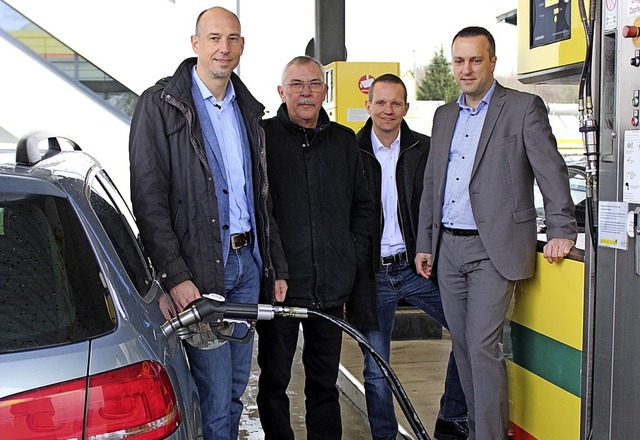 Bjrn Michel (von links), Karl-Otto Ri...ellten den neuen Bio-Kraftstoff  vor.   | Foto: Annika Sindlinger
