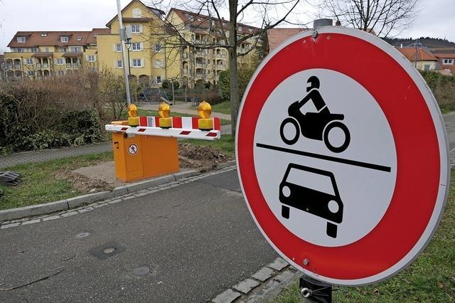 Eine Schranke im Staufener Wolfacker extra fr den Schulbus