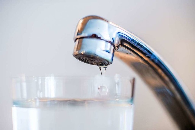 Wegen Bakterien muss das Trinkwasser i...chen muss man das Wasser jedoch nicht.  | Foto: Lino Mirgeler (dpa)