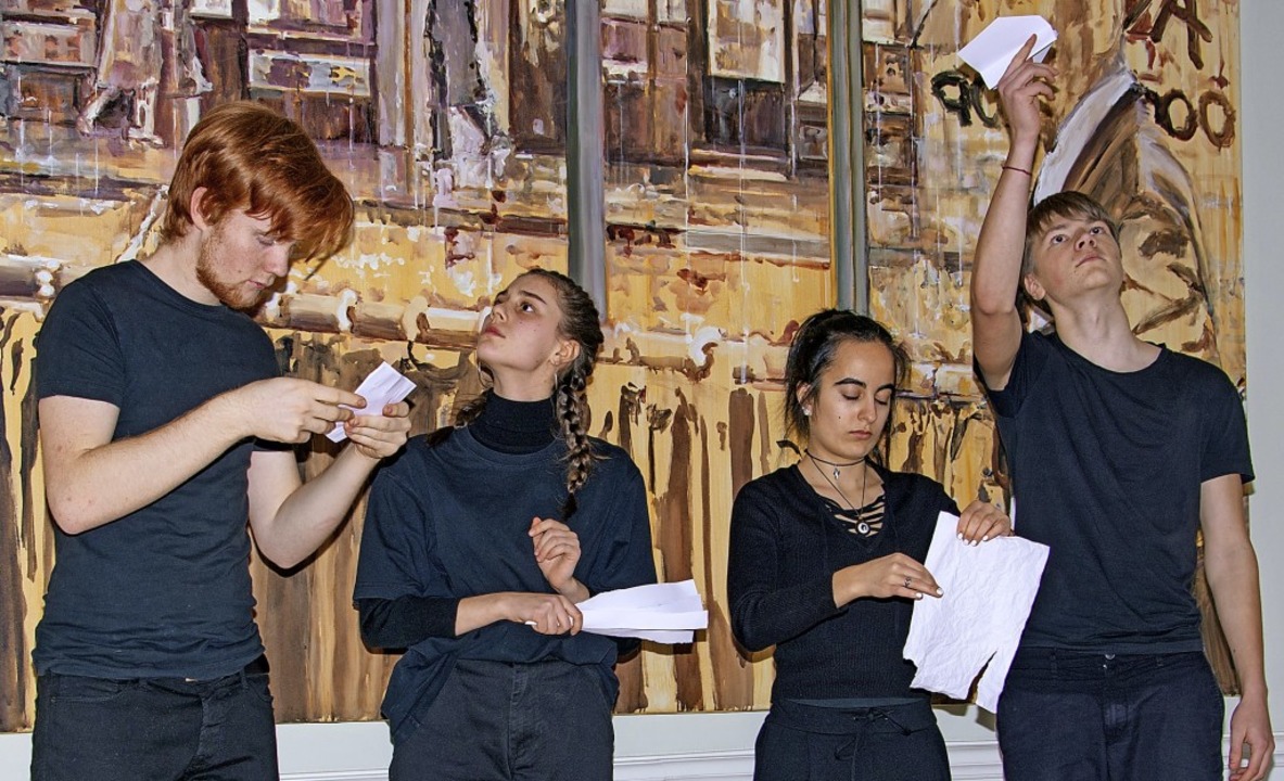 Mit einer symboltrchtigen Tanzdarbiet...(von links) den nachdenklichen Abend.   | Foto: Paul Eischet
