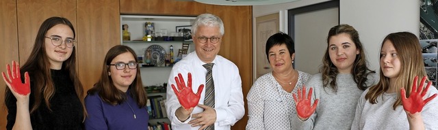 Hannah Kikstein (13), Lara Olayan (14)... Red-Hand-Aktion gegen Kindersoldaten.  | Foto: Bildquelle: Stadtverwaltung