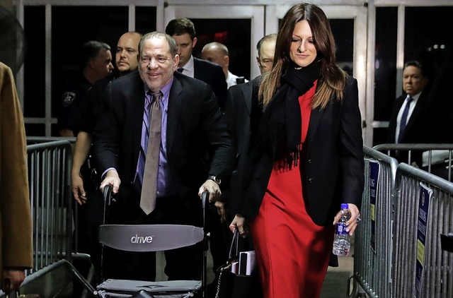 Weinstein und seine Verteidigerin Donna Rotunno betreten den Gerichtssaal.  | Foto: Richard Drew (dpa)