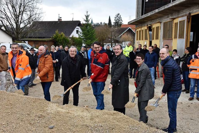 Mit der symbolischen Schaufel Sand beg... die Erschlieungsarbeiten in Minseln.  | Foto: Heinz und Monika Vollmar