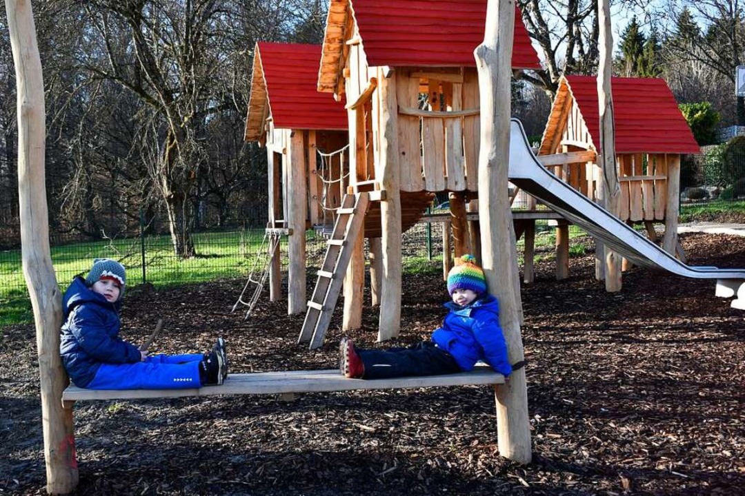 Das kunterbunte Paradies im Garten: Warum ein Plastikspielhaus die Fantasie beflügelt
