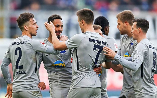 Liebevolles Gettschel der Berliner, die in Paderborn gewinnen.  | Foto: Friso Gentsch (dpa)