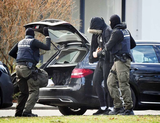 Eine Person wird von Polizisten in den Bundesgerichtshof gebracht.  | Foto: Uli Deck (dpa)