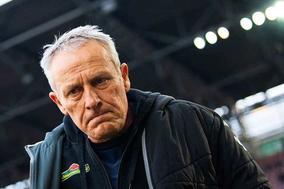 Christian Streich sieht vor dem Anpfiff nicht amüsiert aus. Die Leistung seines Teams dürfte aber seine Laune erhellt haben: Gegen schwache Augsburger dominierten die Freiburger das Spielgeschehen. (Foto: Tom Weller (dpa)) Christian Streich sieht vor dem Anpfiff nicht amüsiert aus. Die Leistung seines Teams dürfte aber seine Laune erhellt haben: Gegen schwache Augsburger dominierten die Freiburger das Spielgeschehen. (Foto: Tom Weller (dpa))