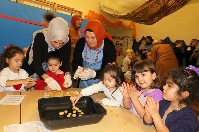 Gemeinsam kochten die Kinder trkische Spezialitten.  | Foto: Claudia Gempp