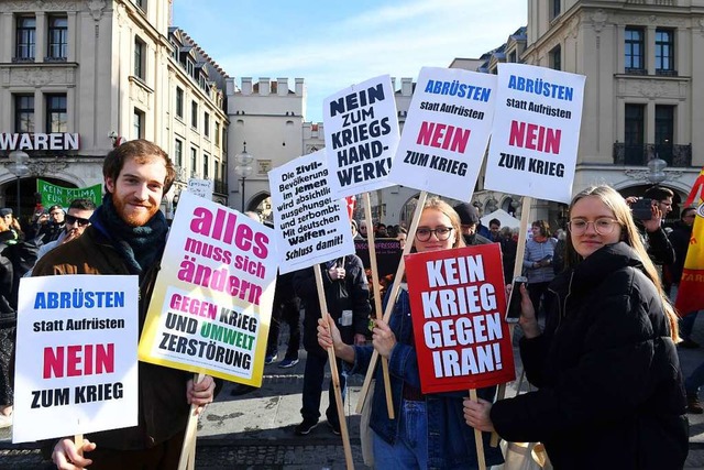 Demonstranten des &quot;Aktionsbndnis... versammelten sich am Mnchner Stachus  | Foto: Felix Hrhager (dpa)