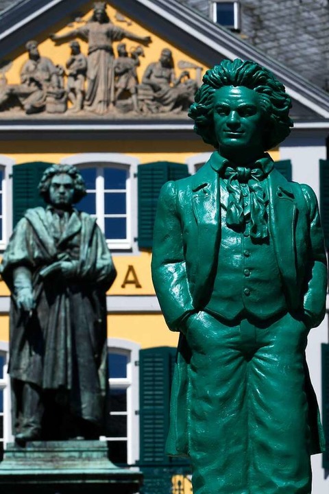Genie in opalgrün: eine der rund 700 Plastik-Beethovens von Ottmar Hörl in Bonn  | Foto: INA FASSBENDER
