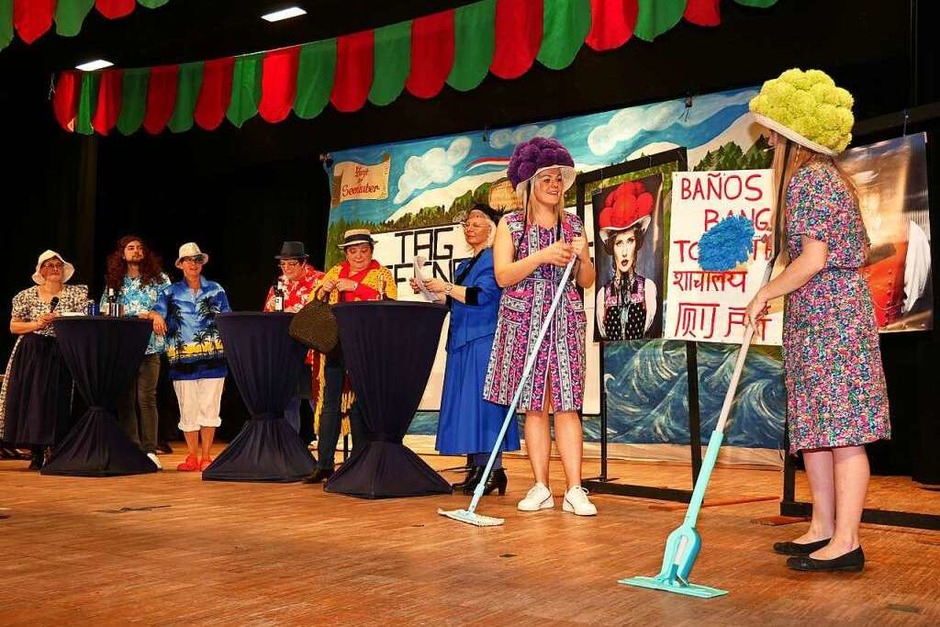 Die Titiseer Klofrauen hatten viel Gesprächsstoff rund ums Erlebnisklo beim Kurhaus (Foto: Eva Korinth) Die Titiseer Klofrauen hatten viel Gesprächsstoff rund ums Erlebnisklo beim Kurhaus (Foto: Eva Korinth)