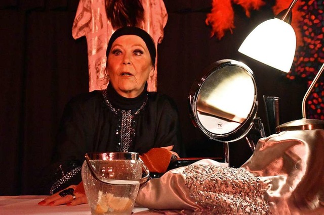 Karin Drndle spielt in einem Ein-Pers...r Garderobe noch einmal selbst feiert.  | Foto: Maja Tolsdorf
