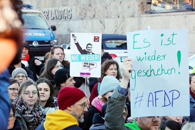 Proteste nach der Wahl des FDP-Politik...cke-AfD zum Regierungschef in Erfurt.  | Foto: Bodo Schackow (dpa)