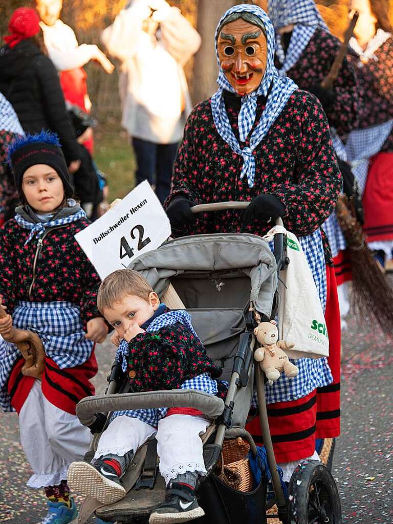 Narren in den Bugginger Straen beim groen Jubilumsumzug