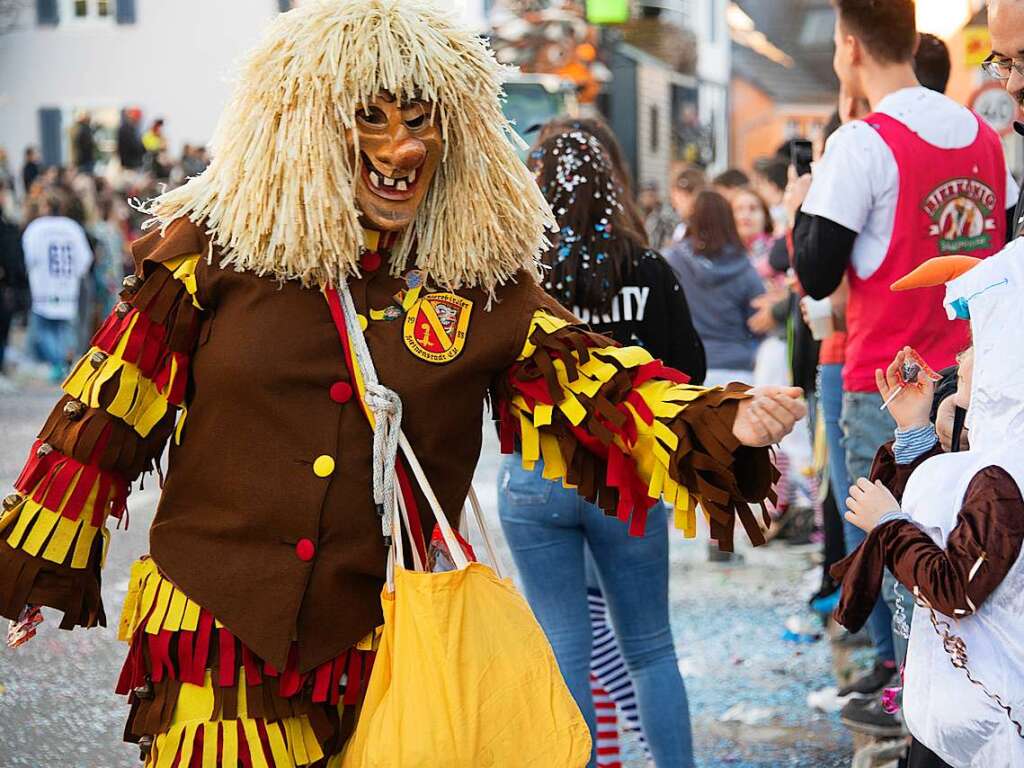 Narren in den Bugginger Straen beim groen Jubilumsumzug