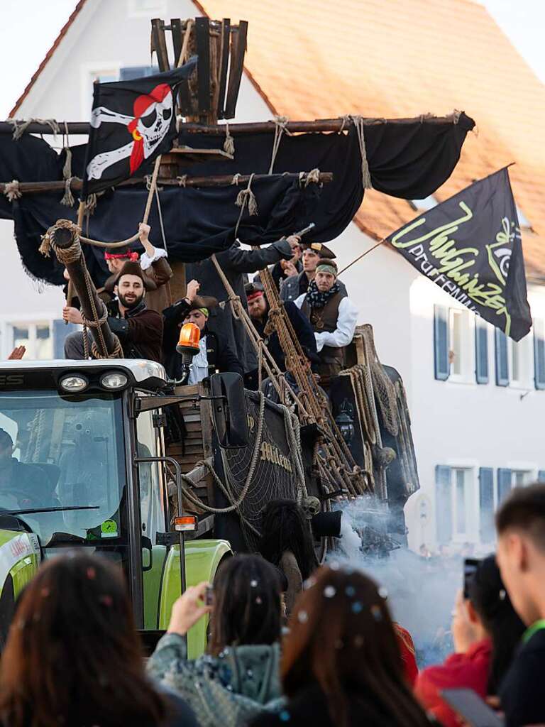 Narren in den Bugginger Straen beim groen Jubilumsumzug