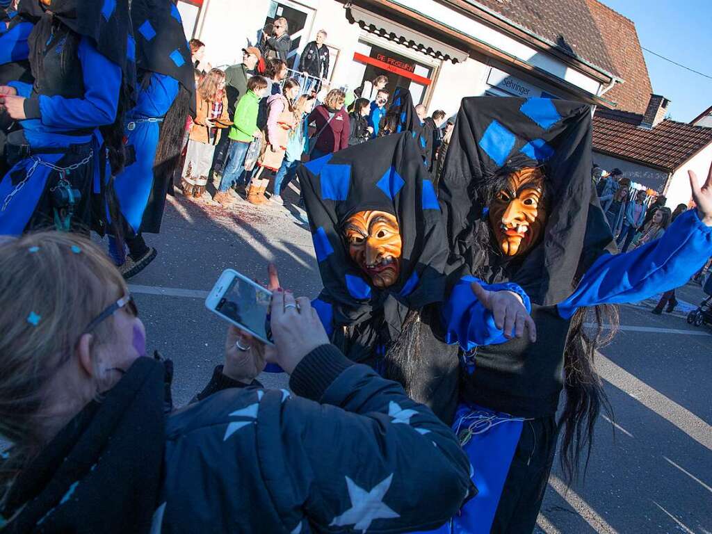 Narren in den Bugginger Straen beim groen Jubilumsumzug