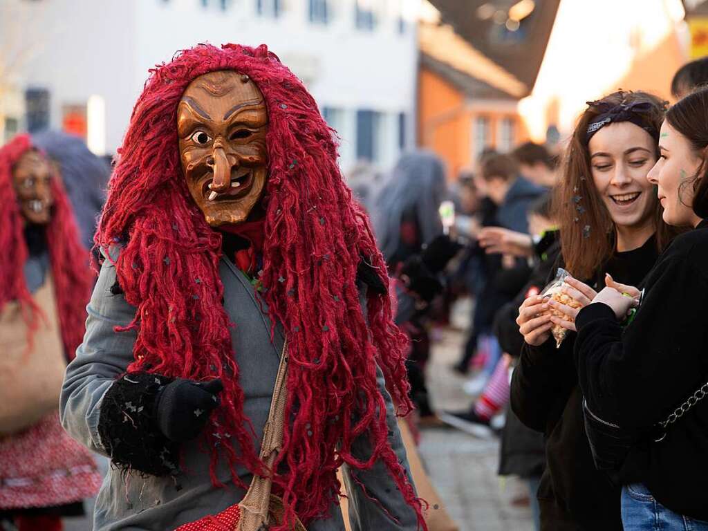 Narren in den Bugginger Straen beim groen Jubilumsumzug