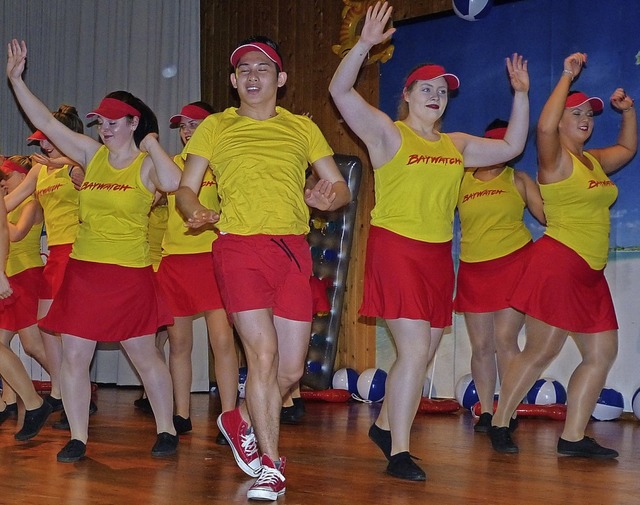 Mehrere Tanzgruppen begeisterten beim .... Dazu gab es einen Limbo-Wettbewerb.   | Foto: Aribert Rssel