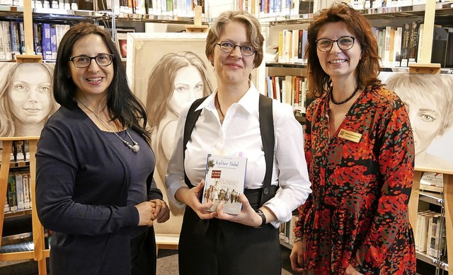 Corinna Zimmermann (rechts) begrte d...links) und die Autorin Julia Heinecke.  | Foto: Michael Gottstein