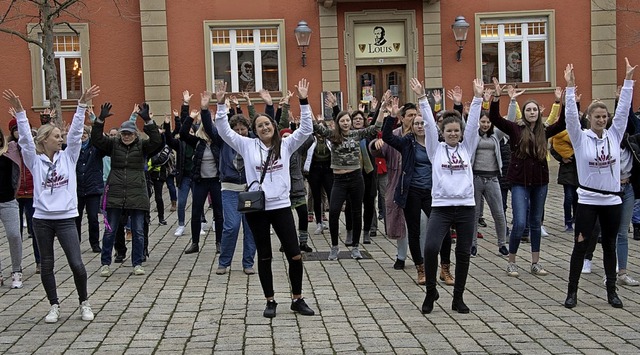 Zum Flashmob trafen sich rund 70 tanze...auf dem Markgrfler Platz in Mllheim.  | Foto: Volker Mnch