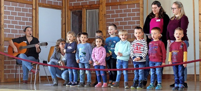 Mit Liedern ber den Kindergarten und ...iziellen Teil zum Tag der offenen Tr.  | Foto: Reinhard Cremer