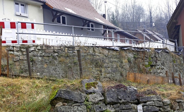 Der Sttzmauer am Haslenweg in Lembach... alte Mauer soll nun erneuert werden.   | Foto: Juliane Khnemund