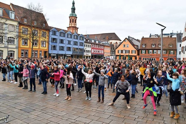 Der Offenburger Marktplatz wurde fr e...de  zur groen Bhne fr Frauenrechte.  | Foto: Barbara Puppe