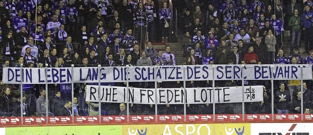 Die Schwenninger Fans erinnerten beim ...rlin verstarb im Alter von 93 Jahren.   | Foto: Dieter Reinhardt