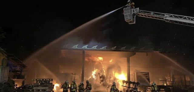 Die Feuerwehrleute konnten die Maschinenhalle nicht retten.   | Foto: Feuerwehr Herbolzheim