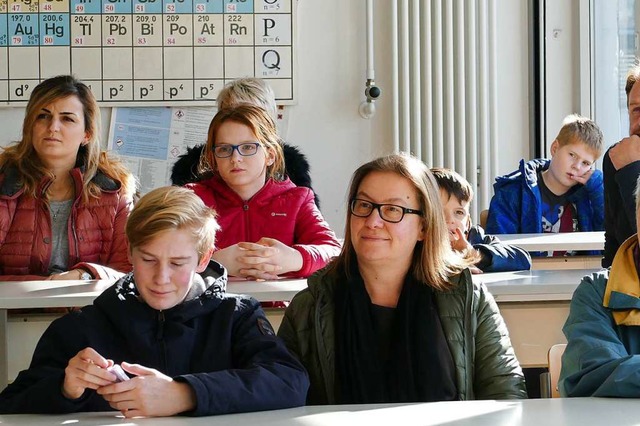 Eltern und Jugendliche saen  zusammen in der Schulbank.  | Foto: Martina David-Wenk