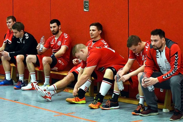 Tristesse in Rot: Die Handballer des H... und  Coach Michael Cziollek (rechts).  | Foto: Wolfgang Knstle