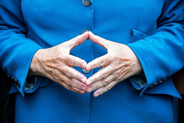 Typische Geste, die sogenannte Merkel-Raute  | Foto: Michael Kappeler