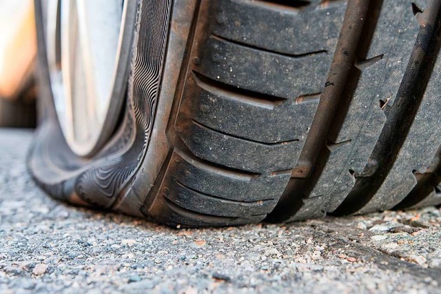 In Lrrach wurde an mehreren Fahrzeuge...ls ein Reifen zerstochen (Symbolfoto).  | Foto: Mario Hoesel (Adobe Stock)
