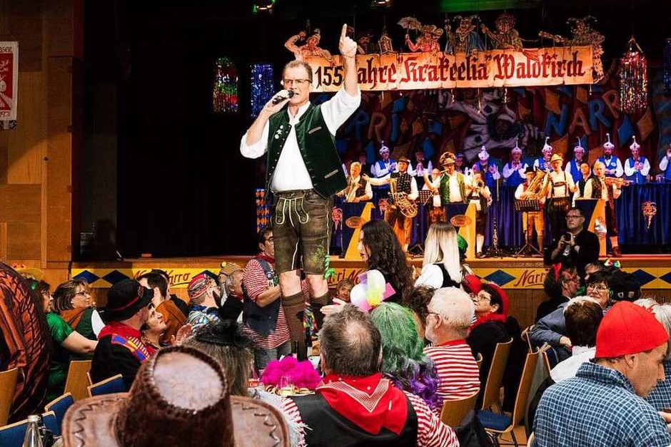 Stefan Bayer und die Elztäler Zwietracht heizte die Stimmung in der Stadthalle weiter an. (Foto: Gabriele Zahn) Stefan Bayer und die Elztäler Zwietracht heizte die Stimmung in der Stadthalle weiter an. (Foto: Gabriele Zahn)