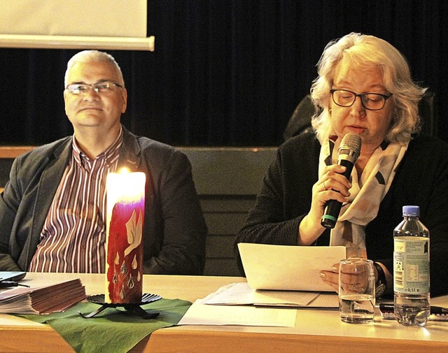 Pfarrer Karl-Michael Klotz bittet als ...e als Leiterin des Pfarrgemeinderates.  | Foto: suedkurier