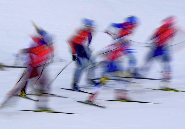 Rasant unterwegs: Skilanglauf ist ein ebenso eleganter wie  dynamischer Sport.   | Foto: Hendrik Schmidt (dpa) 