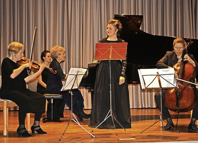 Das Trio Vivente (Jutta Ernst, Klavier...asper konzertierten in der Steinhalle.  | Foto: Hildegard Karig